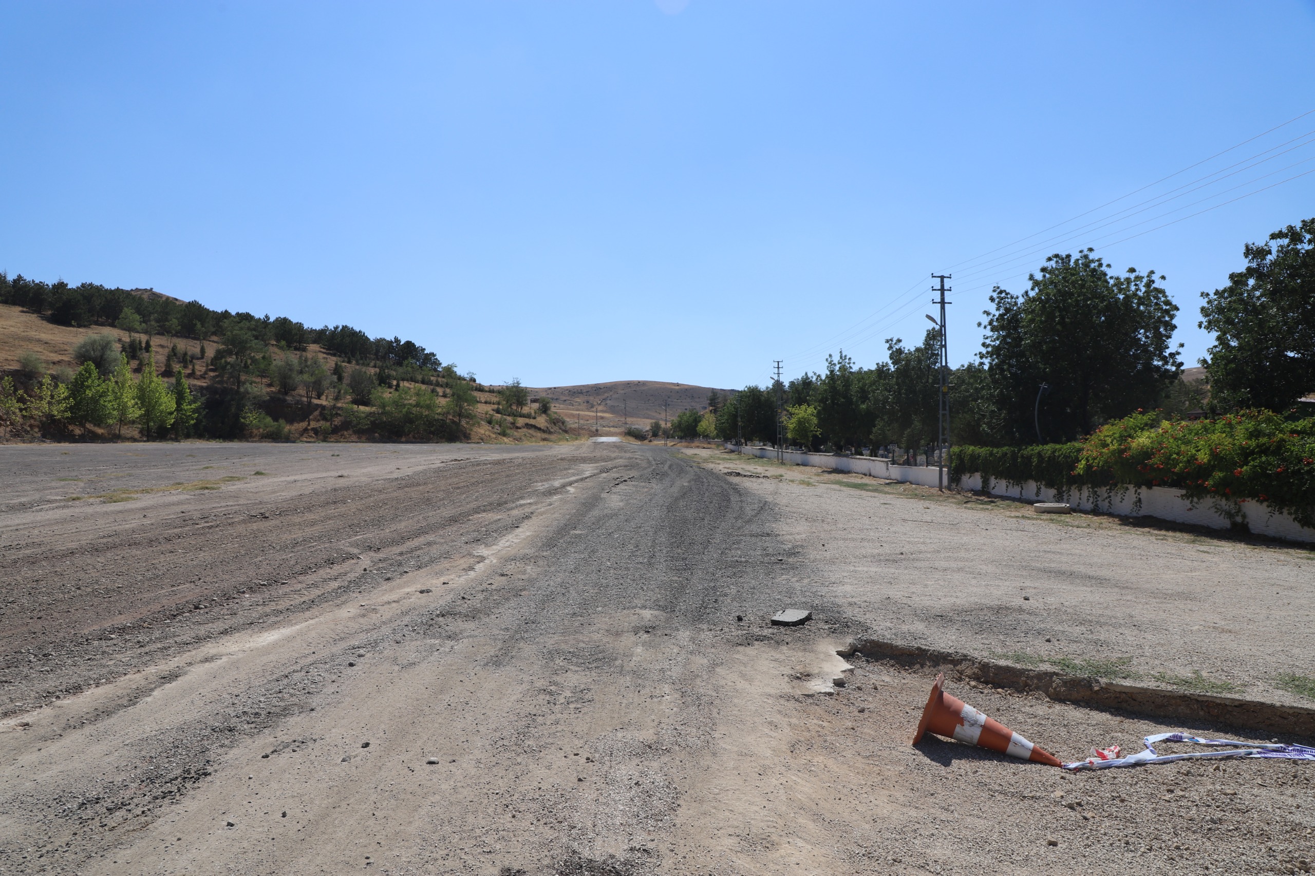 acisu-aile-mezarligina-ulasimi-saglayan-yolda-yapim-calismalarimizi-baslattik